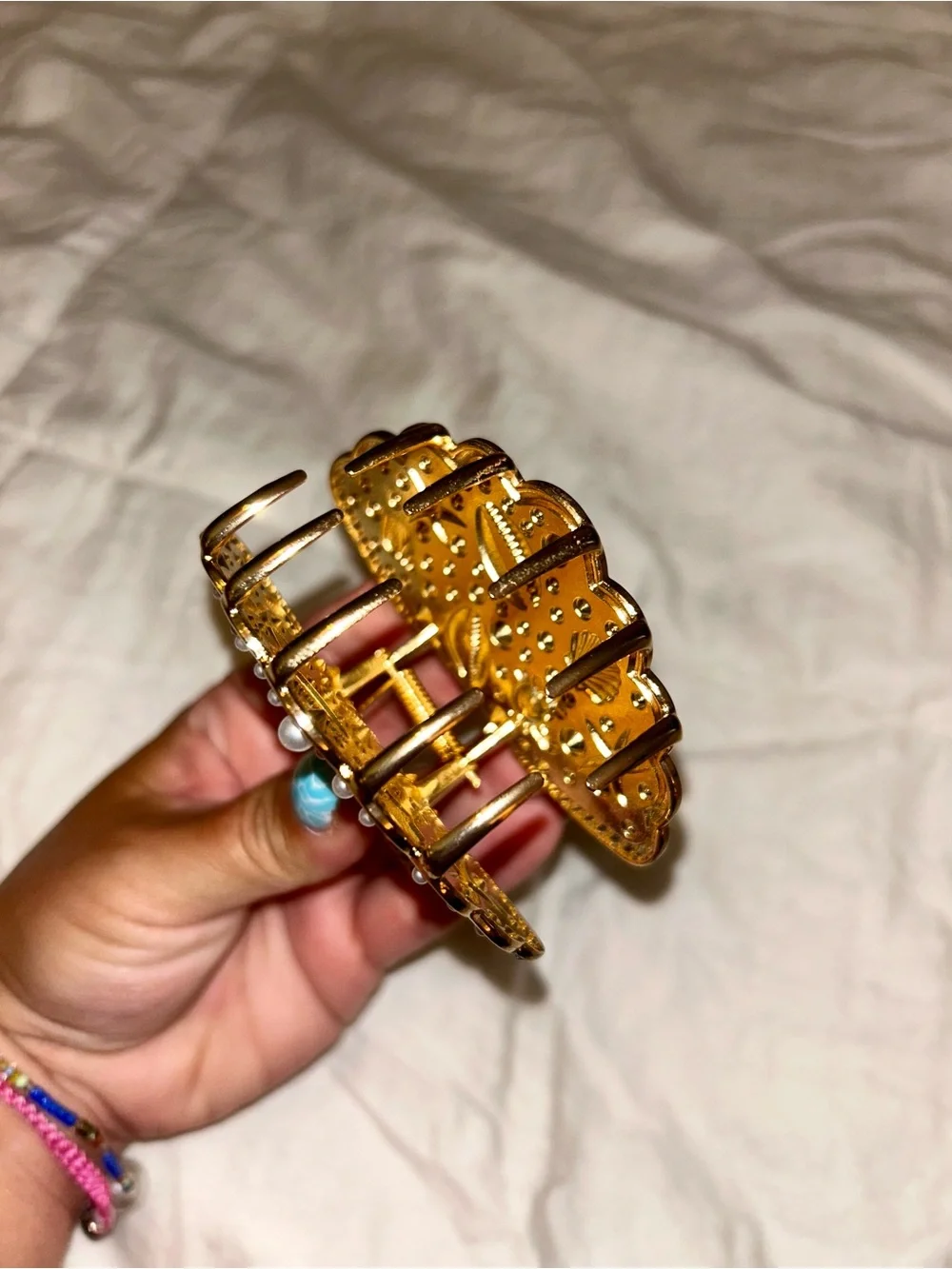 Beaded shell claw clip
